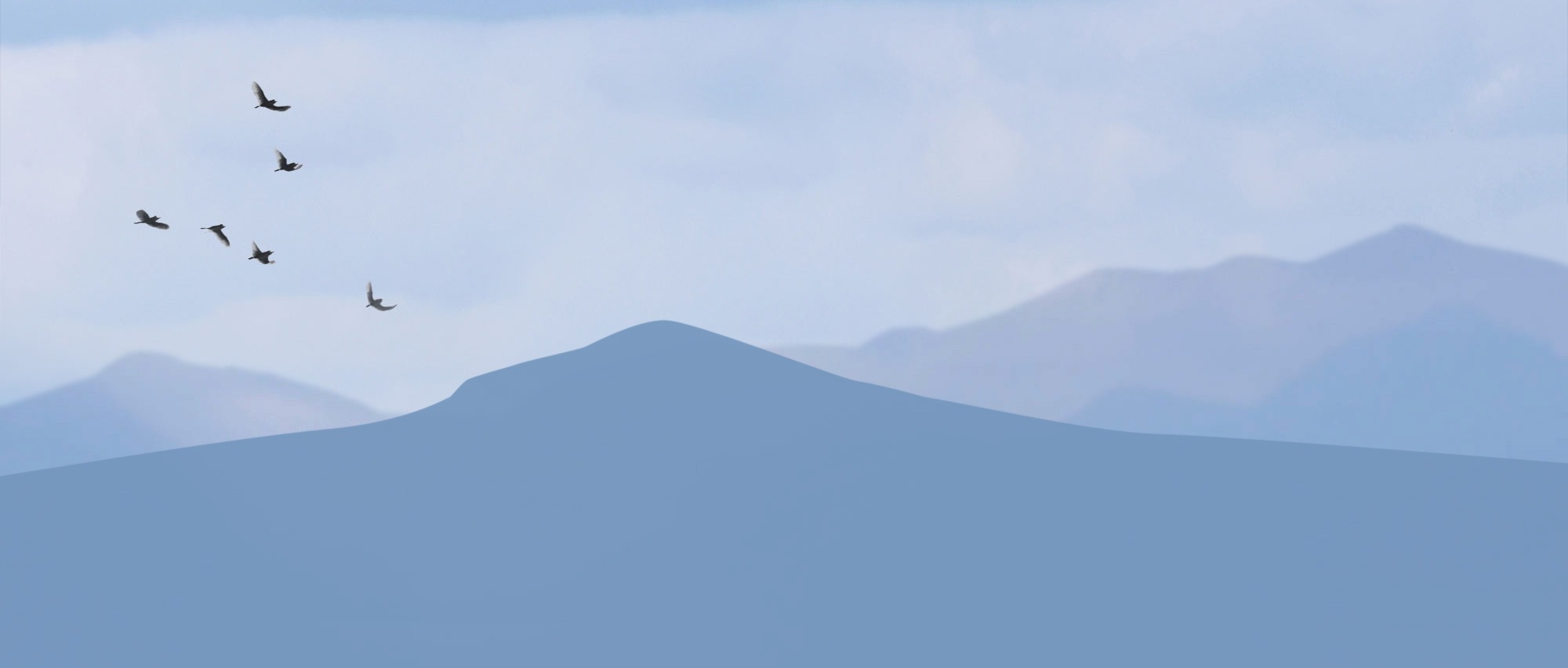 Berglandschaft mit Himmel und fliegenden Vögeln links