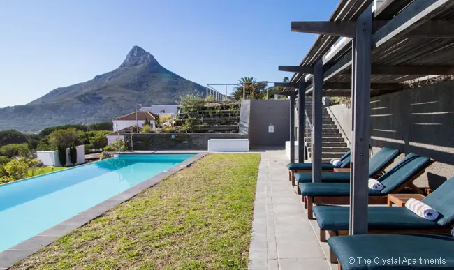 The Crystal Apartments - einer der zwei Pools mit Panoramablick