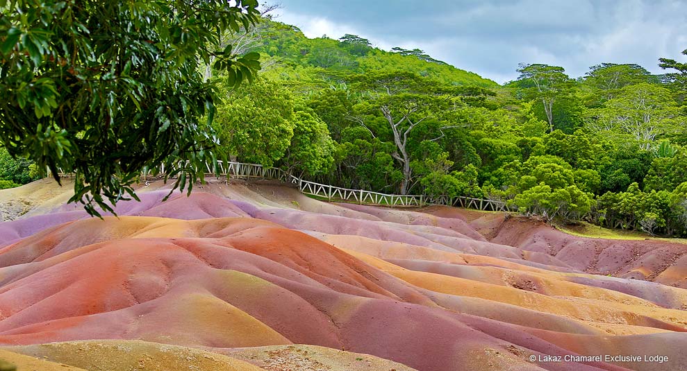 Die Siebenfarbigen Erden von Chamarel dahinter grüner Dschungel