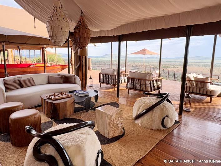 Großes überdachtes Zelt mit Sitzgelegenheiten und Ausblick auf die afrikanische Landschaft.