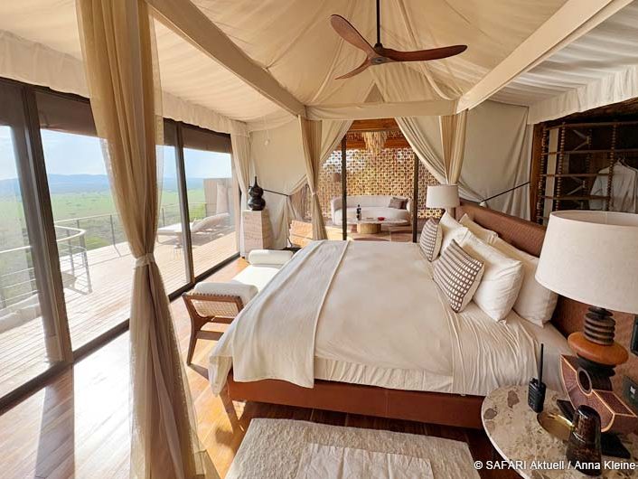 Großes gemütliches Schlafzimmer mit Doppelbett und großen Fenstern. Die Decke besteht aus einem weißen Zelt.