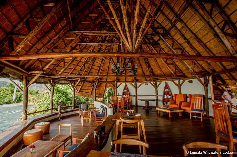 Innenansicht einer modernen Strohhütte mit vielen Sitzgelegenheiten