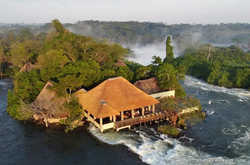 Ein Haus sitzt am Rand einer Insel, daneben ein großer Fluss